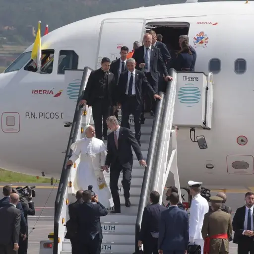 El papa León es evacuado de un avión poco antes de despegar, en Tenerife, España