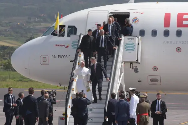 El Rey Felipe VI y el Papa León XIV al abandonar el avión.