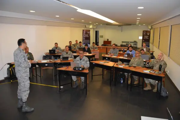 Los uniformados en cooperación en áreas como la conciencia situacional del dominio espacial, la educación, el entrenamiento y el desarrollo tecnológico. ,Cortesía