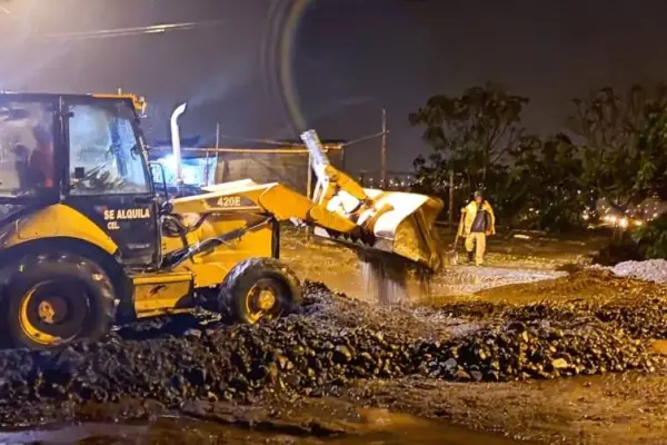 Calles anegadas y con acumulación de agua se reportaron en Ibarra, Atuntaqui y Cotacachi tras el fuerte aguacero. ,Foto: Cortesía