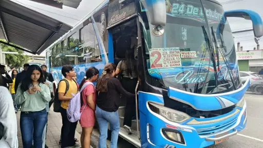 Pasaje en Manta sube 10 centavos: alcaldía y transportistas acuerdan tarifa de $0,50 hasta diciembre