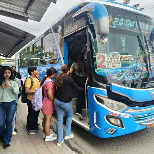 Pasaje en Manta sube 10 centavos: alcaldía y transportistas acuerdan tarifa de $0,50 hasta diciembre