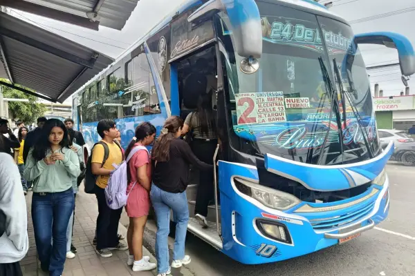 Concejo de Manta aprueba aumento del pasaje urbano de $0,40 a $0,50: medida temporal para salvar rutas. ,El Diario