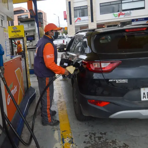 Petroecuador fija en $5,70 el precio sugerido de la gasolina súper hasta el 11 julio