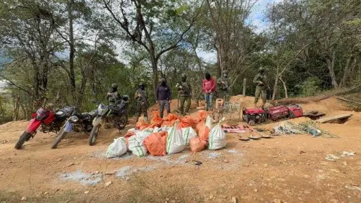 Inhabilitan 50 bocaminas y desmantelan campamento ilegal de minería ilegal en Loja