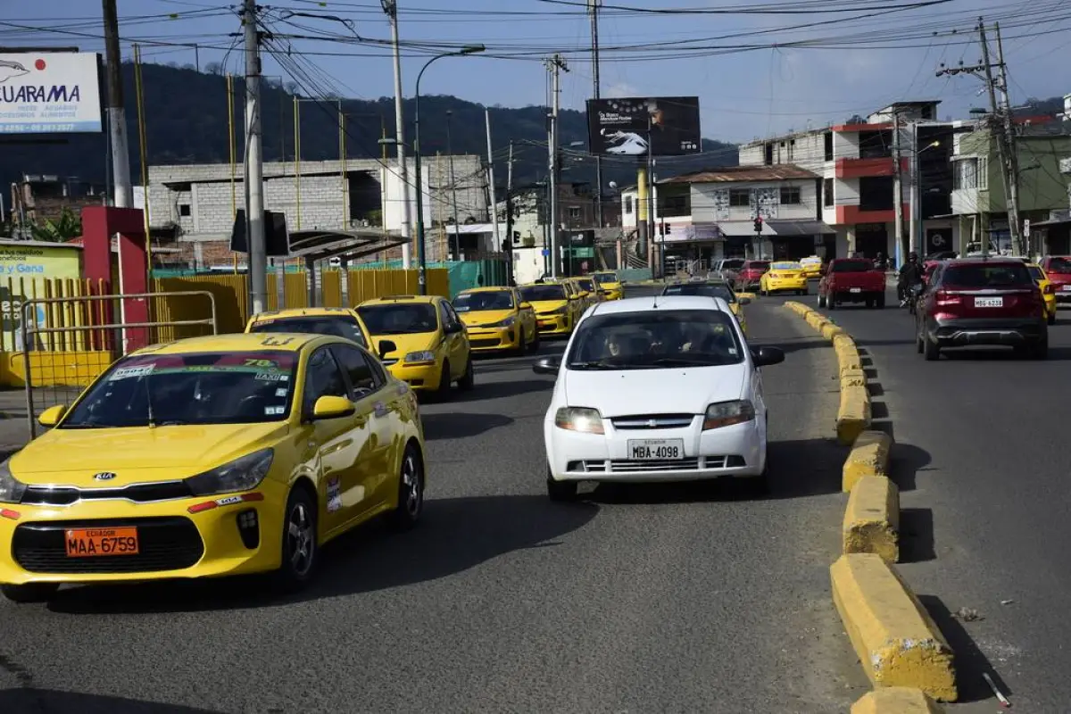 La concentración de taxis en los alrededores de la gasolinera del puente El Salto provoca quejas de quienes viven y circulan por el sector.
