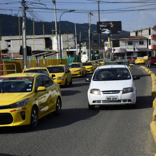 Aglomeración de taxis en sector del puente El Salto en Portoviejo genera malestar 