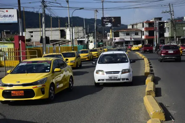 La concentración de taxis en los alrededores de la gasolinera del puente El Salto provoca quejas de quienes viven y circulan por el sector.