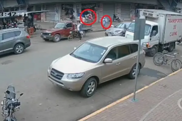 El intento de secuestro quedó grabado en las cámaras de seguridad de varios establecimientos. ,Captura de video