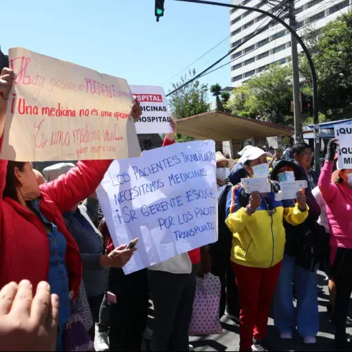 Pacientes renales y oncológicos realizaron plantón en Quito para exigir medicamentos