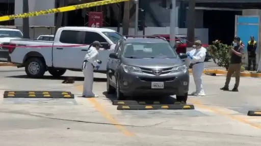 Hallan un cadáver dentro de un vehículo frente al estadio donde entrena la selección de Irán en Tijuana