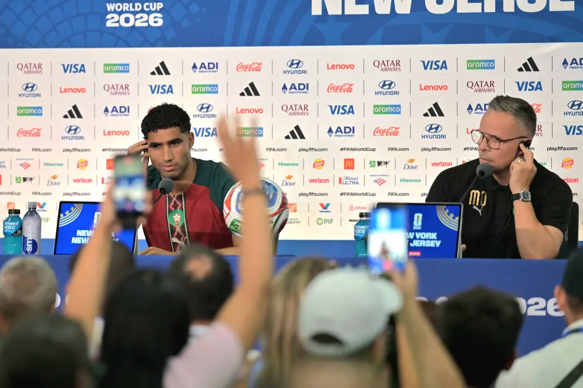 Achraf Hakimi protagonizó uno de los momentos más comentados del Mundial al intentar responder una pregunta formulada en español durante una rueda de prensa oficial., Waleed Zein / ANADOLU / AFP