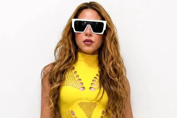 Los lentes que utilizó Shakira durante toda su presentación se convirtieron en uno de los temas más comentados en redes sociales. ,Redes sociales