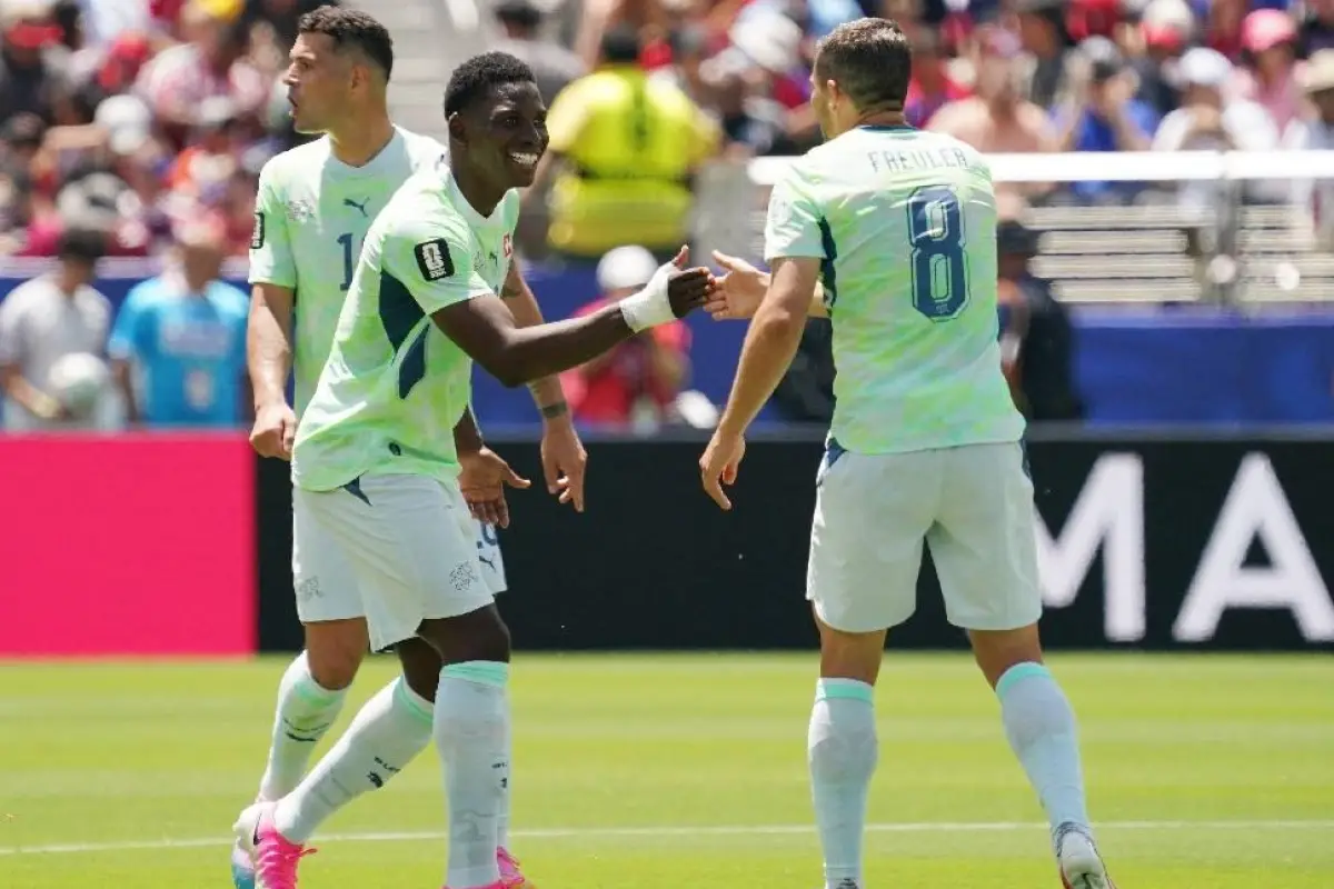  El delantero suizo Breel Embolo (izq) celebrando el gol que le marcó de penal a Qatar en su debut mundialista., Foto: Agencias