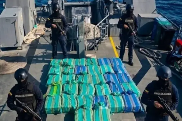 La droga incautada en altamar por las Fuerzas Armadas estaba camuflada en sacos de yute. ,Foto: Fuerzas Armadas