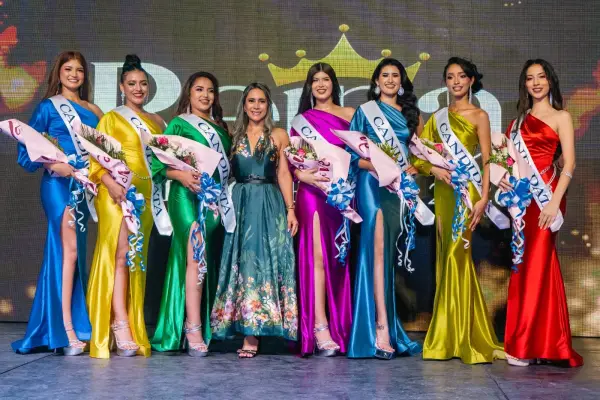 Las siete candidatas a reina junto con la alcaldesa de El Carmen. ,El Diario