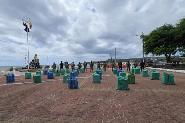 Los 32 bultos con cocaína decomisados en aguas cercanas a Galápagos fueron trasladados a Puerto Baquerizo Moreno para las diligencias judiciales. ,Redes sociales