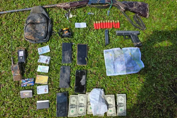 Las evidencias halladas en poder de los detenidos tras la incursión militar. ,Foto:Fuerzas Armadas