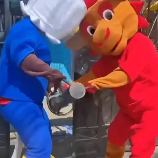 Policías de Perú se disfrazan de mascotas del Mundial para capturar a traficante de drogas