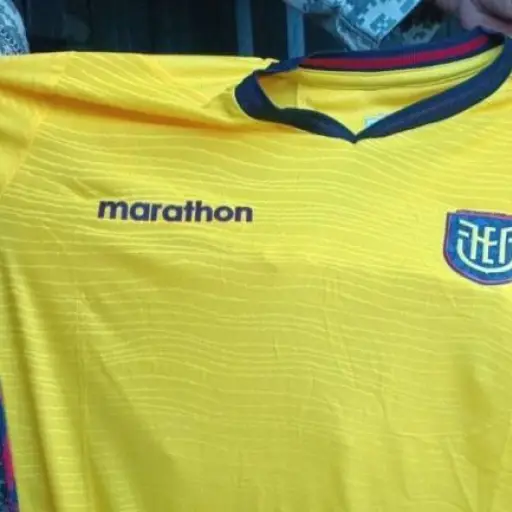 Aduana frena millonario cargamento de camisetas falsas de la Tri a un día del debut en el Mundial
