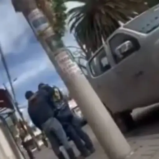 Funcionarios públicos fueron captados bebiendo en una camioneta oficial y los despidieron