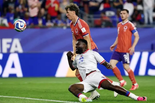 El defensa escocés Jack Hendry (arriba) y el delantero haitiano Frantzdy Pierrot luchan por el balón. ,Foto: Franck Fife / AFP