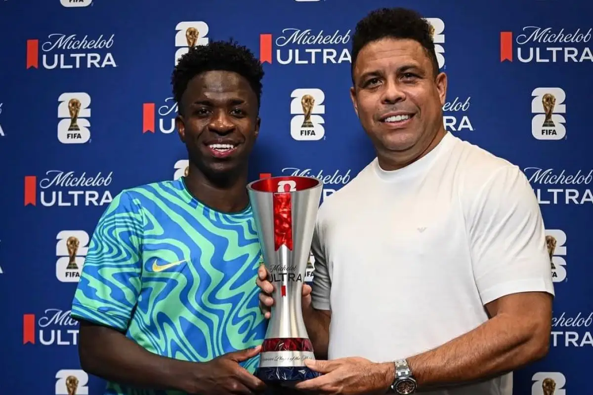 Vinícius con Ronaldo recibiendo el premio al mejor jugador del partido., FIFA.