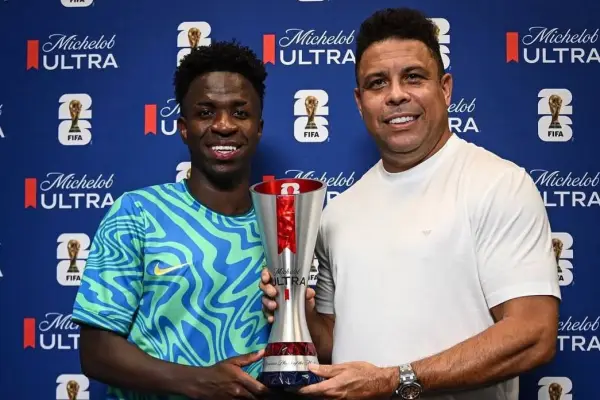 Vinícius con Ronaldo recibiendo el premio al mejor jugador del partido. ,FIFA.