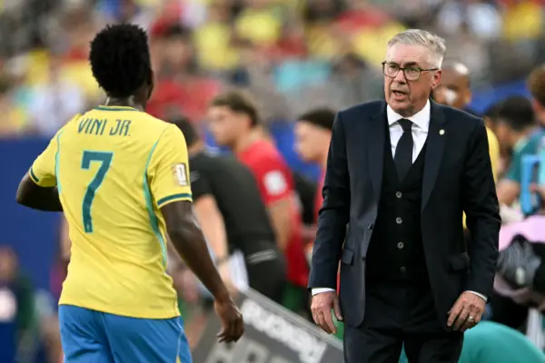 El seleccionador italiano de Brasil, Carlo Ancelotti, habla con el delantero número 7, Vinicius Junior, durante el partido de fútbol del Grupo C de la Copa Mundial de 2026 entre Brasil y Marruecos en el estadio New York/New Jersey. ,MAURO PIMENTEL/AFP.