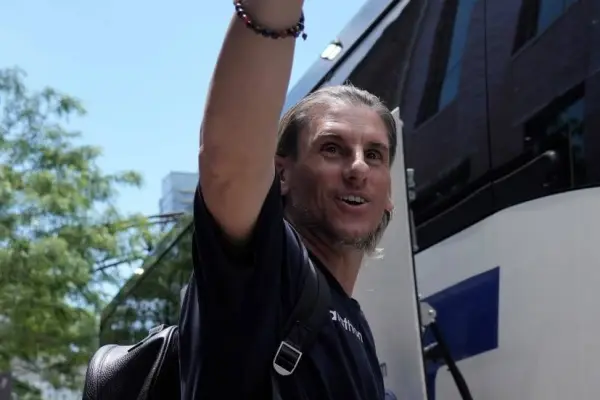 Beccaece saliendo de Columbus hacia Filadelfia. ,X: La Tri.