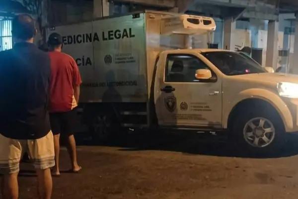 El cuerpo de la víctima del ataque armado en una vivienda de la parroquia Colón fue trasladado al centro forense en el vehículo de medicina legal. ,El Diario