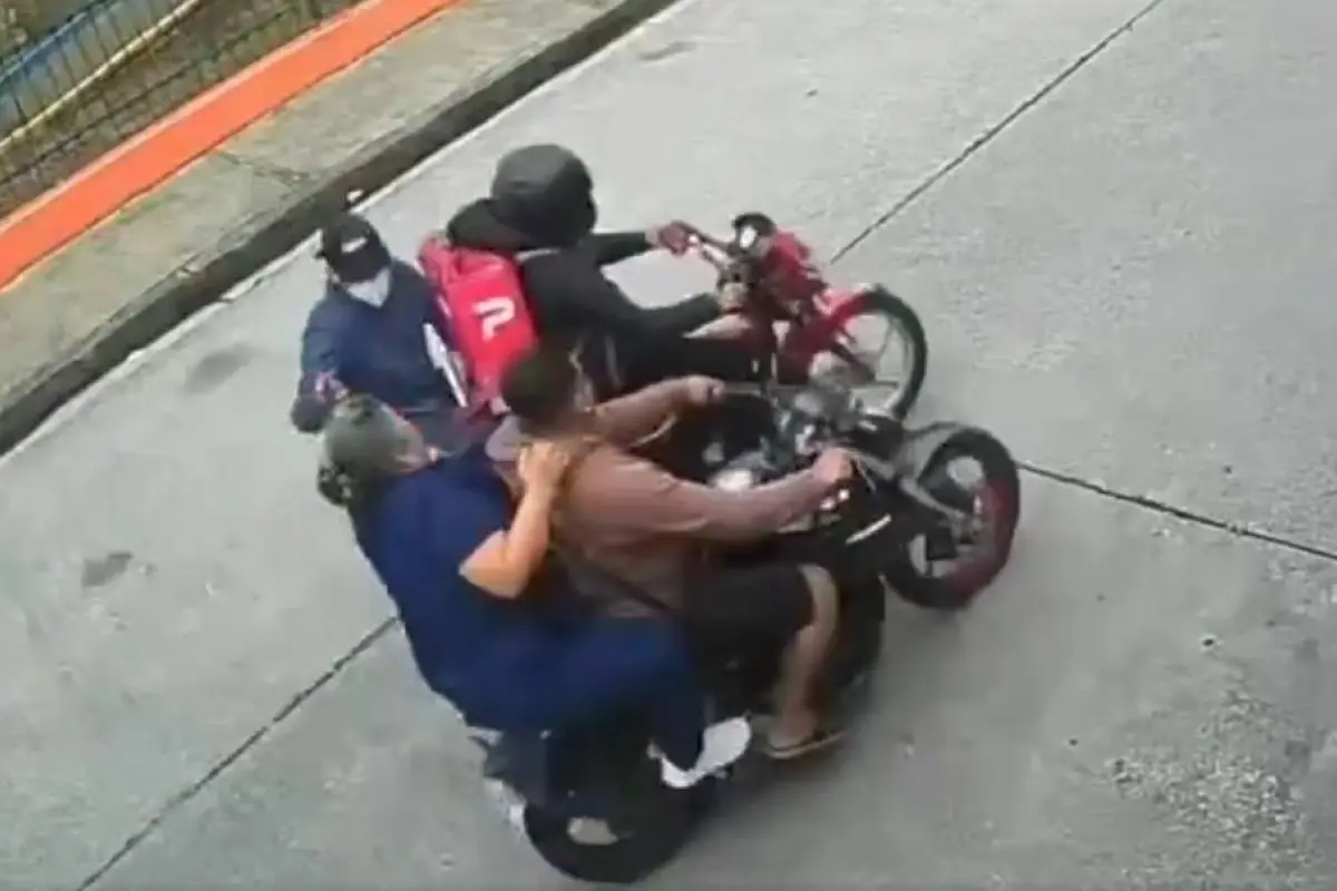 El delincuente que conducía la motocicleta portaba una mochila que usualmente portan los repartidores a domicilio., Foto: Captura de pantalla