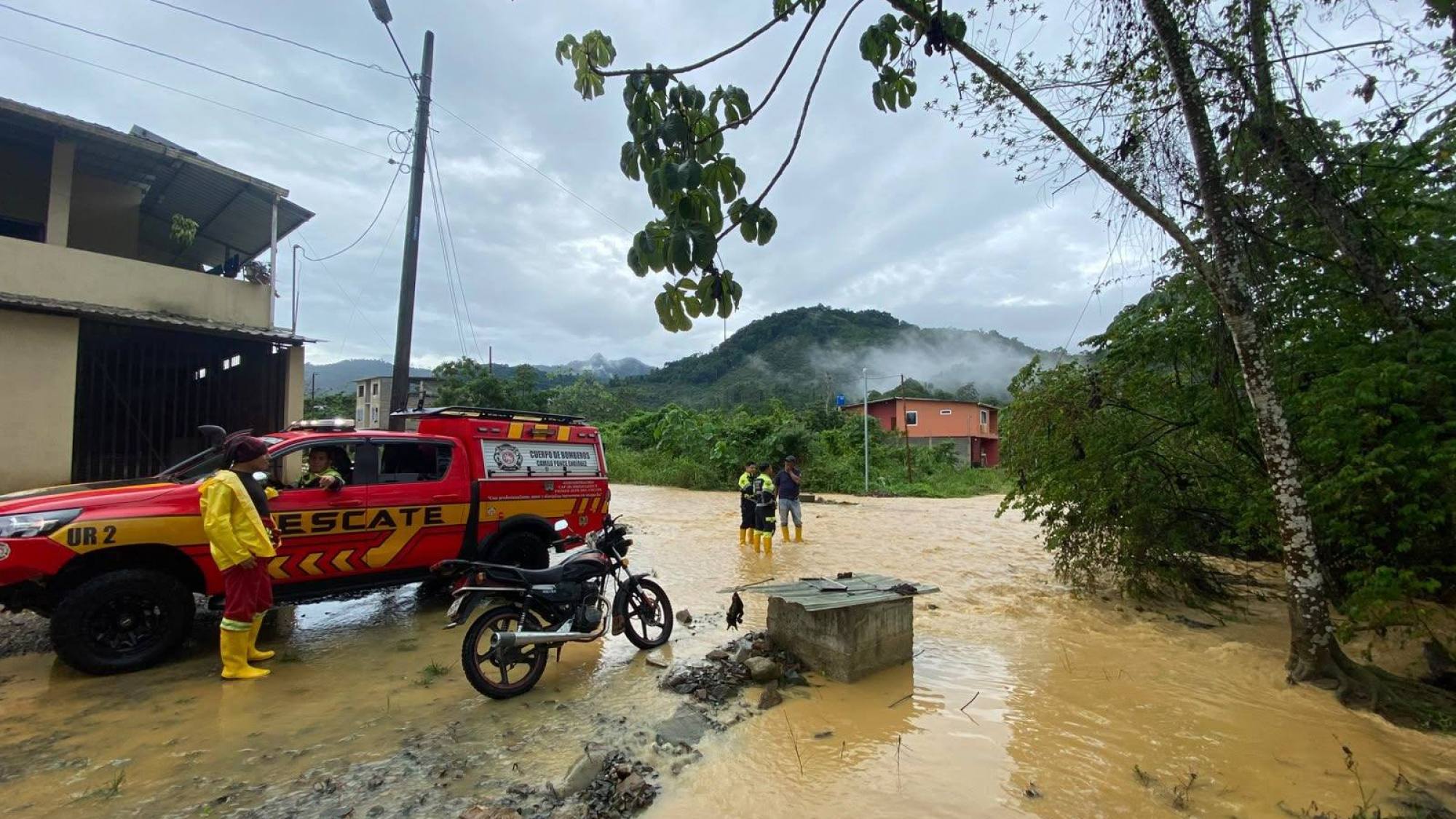 Las lluvias no dan tregua: cinco ríos se desbordan y el mar 