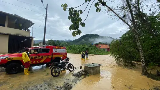 Las lluvias no dan tregua: cinco ríos se desbordan y el mar sigue bajo alerta en Ecuador