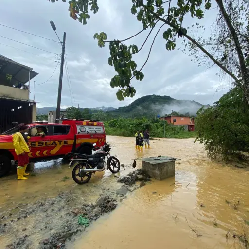 Las lluvias no dan tregua: cinco ríos se desbordan y el mar sigue bajo alerta en Ecuador
