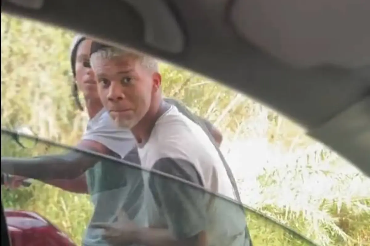 Los dos asaltantes se quedaron 'helados' al darse cuenta de a quienes pretendían asaltar en un carretera en Brasil., Foto: Captura de pantalla
