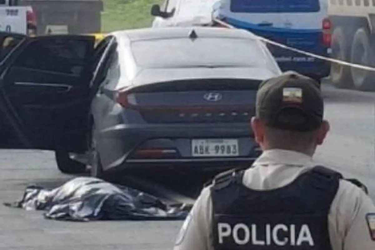 El cuerpo de la víctima quedó a un costado del vehículo tras recibir más de 20 balazos., Foto: Redes Sociales