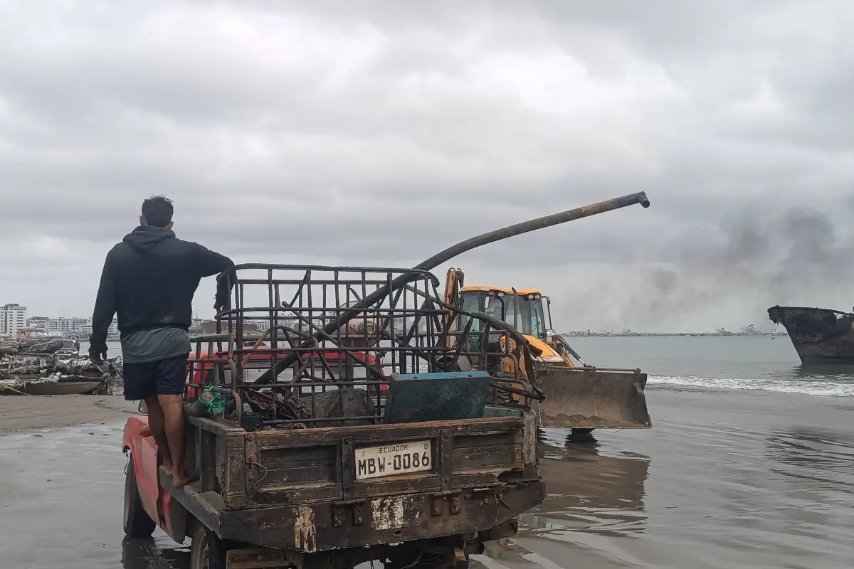 Armadores afectados por incendio en Manta piden agilidad en ayudas para recuperar su actividad productiva