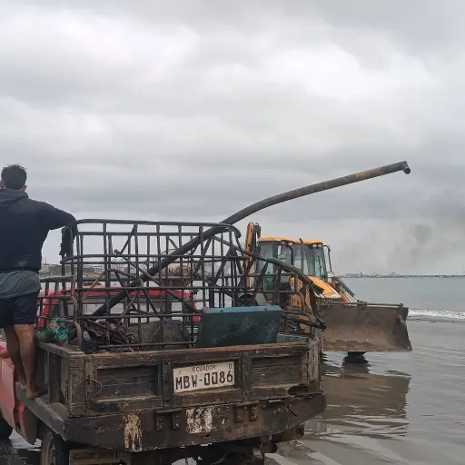 Entre hierros retorcidos y deudas: el difícil panorama que deja el incendio de embarcaciones en Manta