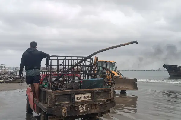 Armadores afectados por incendio en Manta piden agilidad en ayudas para recuperar su actividad productiva