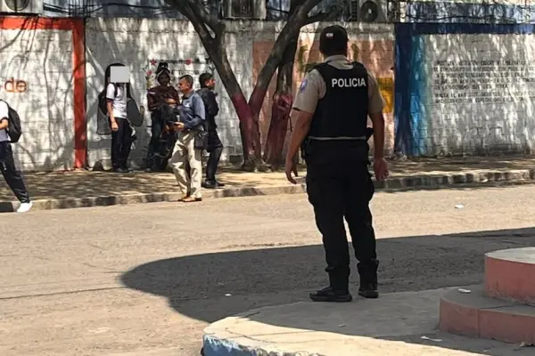 Agentes de la Policía Nacional llegaron a los exteriores del Colegio Manta para iniciar con las investigaciones. ,Foto: El Diario