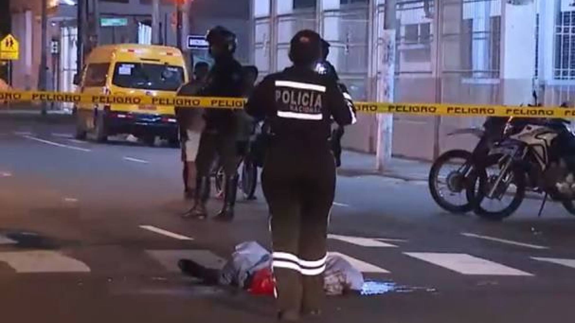 Desde un taxi en movimiento dispararon y asesinaron a dos ad