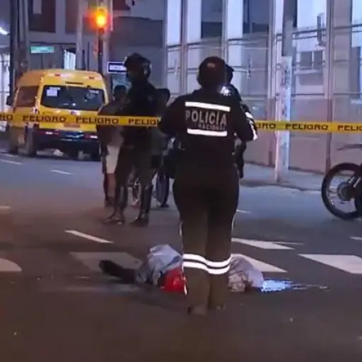 Desde un taxi en movimiento dispararon y asesinaron a dos adolescentes, de 14 y 17 años, en Guayaquil