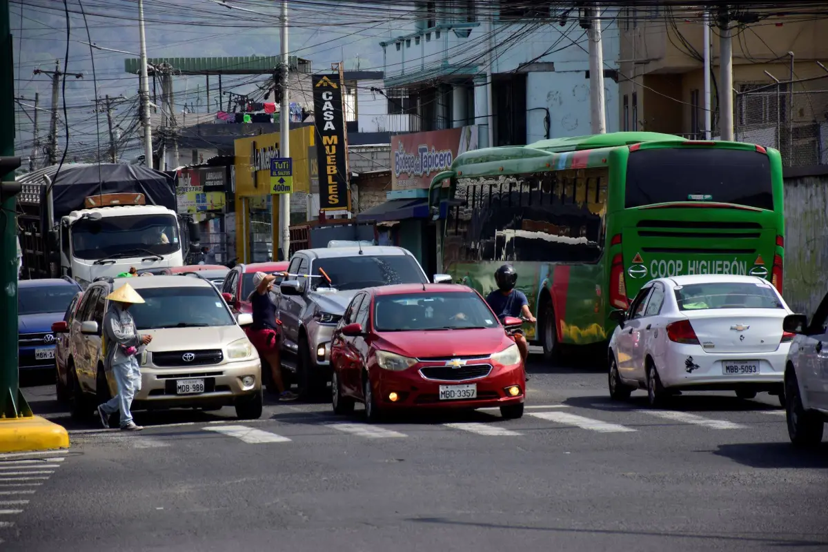 Dispositivo tercera placa instalado en parabrisas vehicular