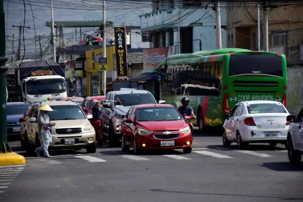 Dispositivo tercera placa instalado en parabrisas vehicular