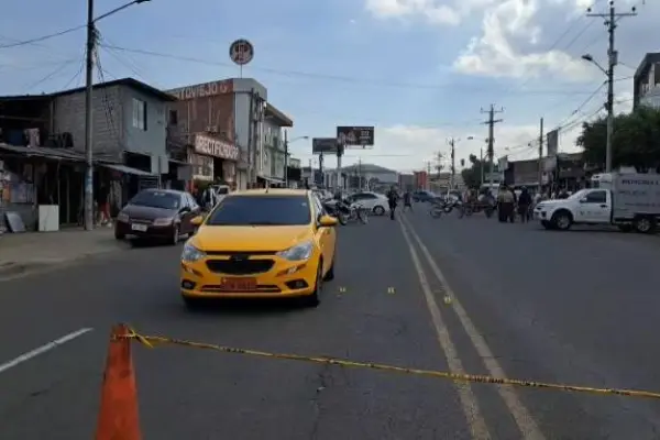 El taxi de la víctima quedó en media calle tras el ataque sicario. 