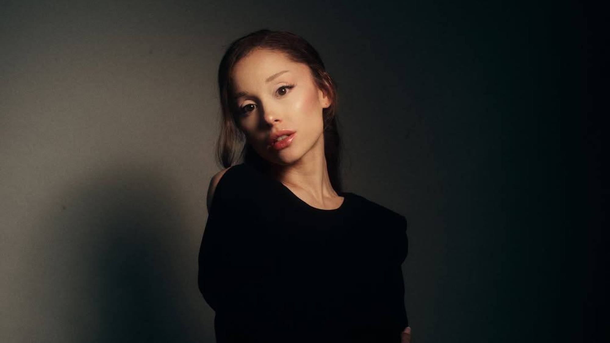 Ariana Grande hace historia y alcanza su décimo número uno e