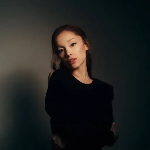 Ariana Grande hace historia y alcanza su décimo número uno en Billboard