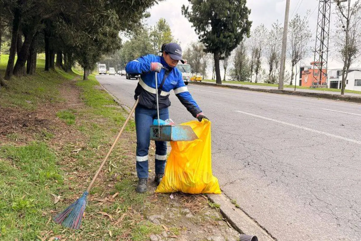 Quito refuerza operativos de limpieza para prevenir incendios e inundaciones