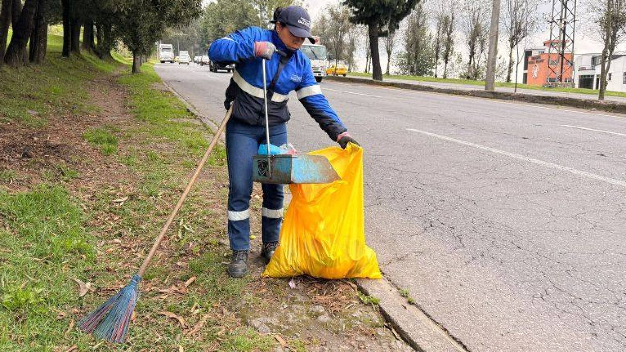 Quito refuerza operativos de limpieza para prevenir incendio